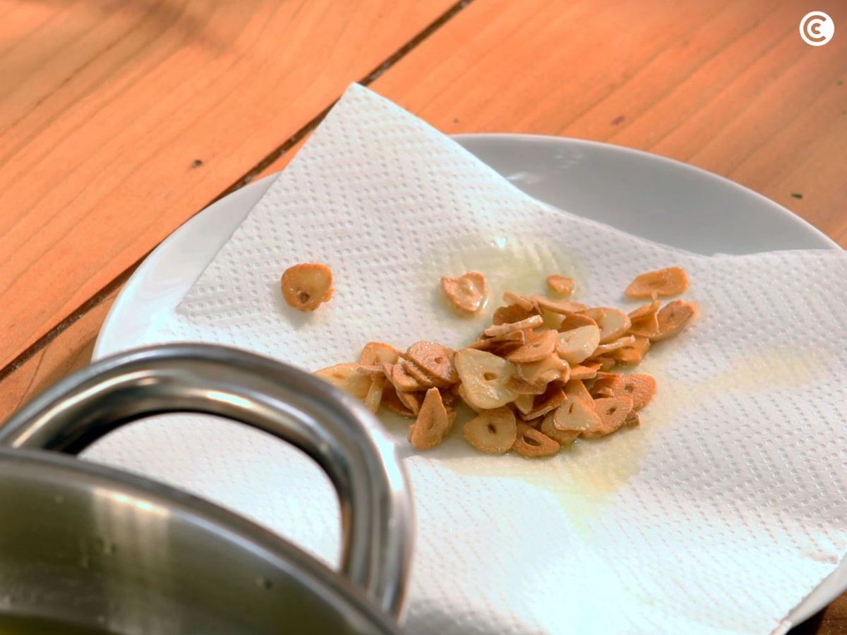 Ajos laminados y dorados para el bacalao al pil pil