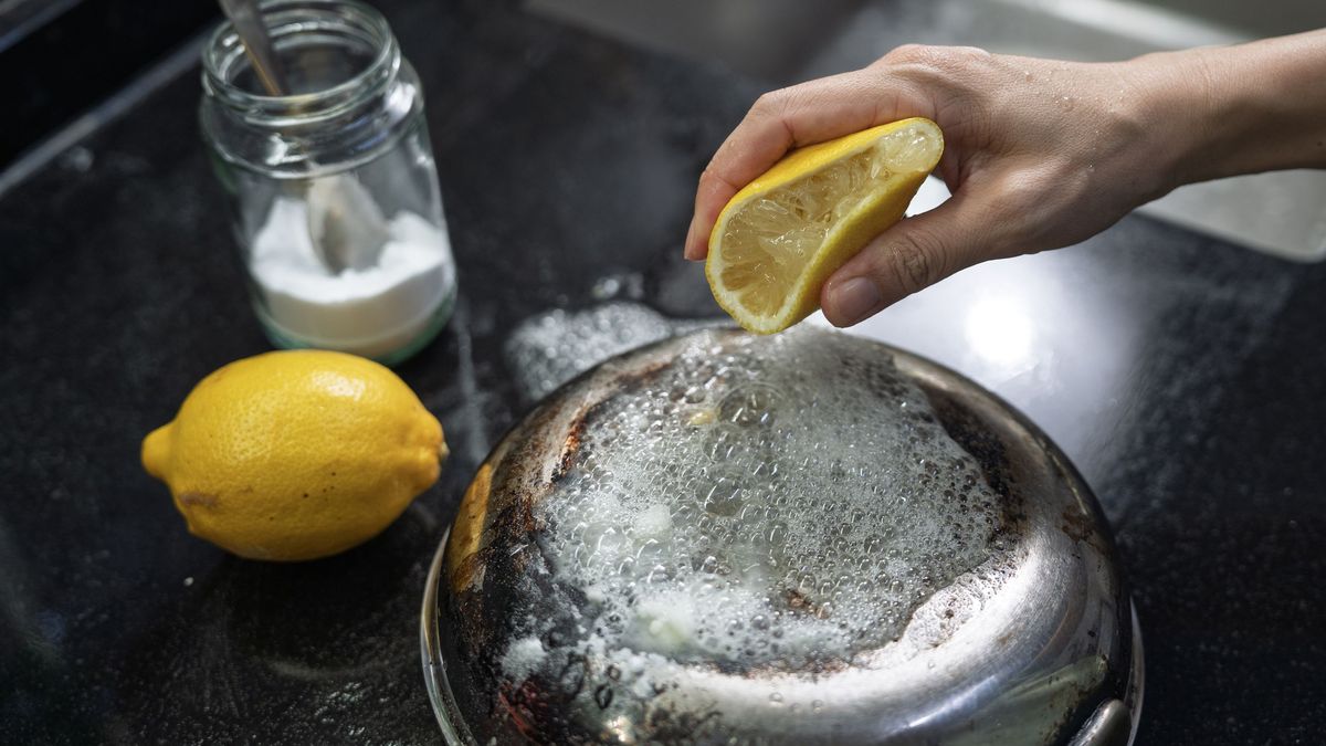 Usa esta solución para limpiar la campana extractora o los azulejos