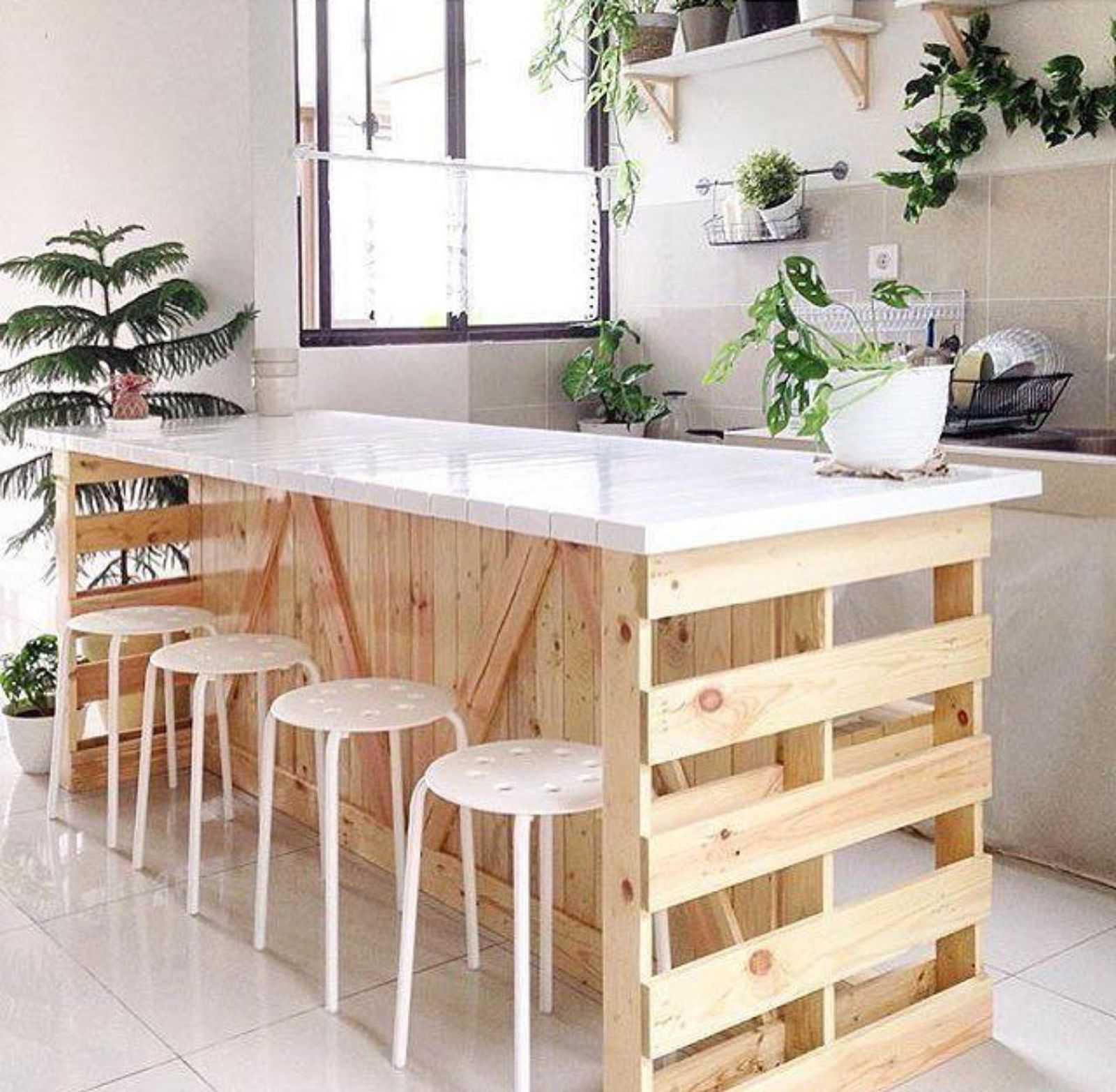 Isla de cocina hecha con palets.