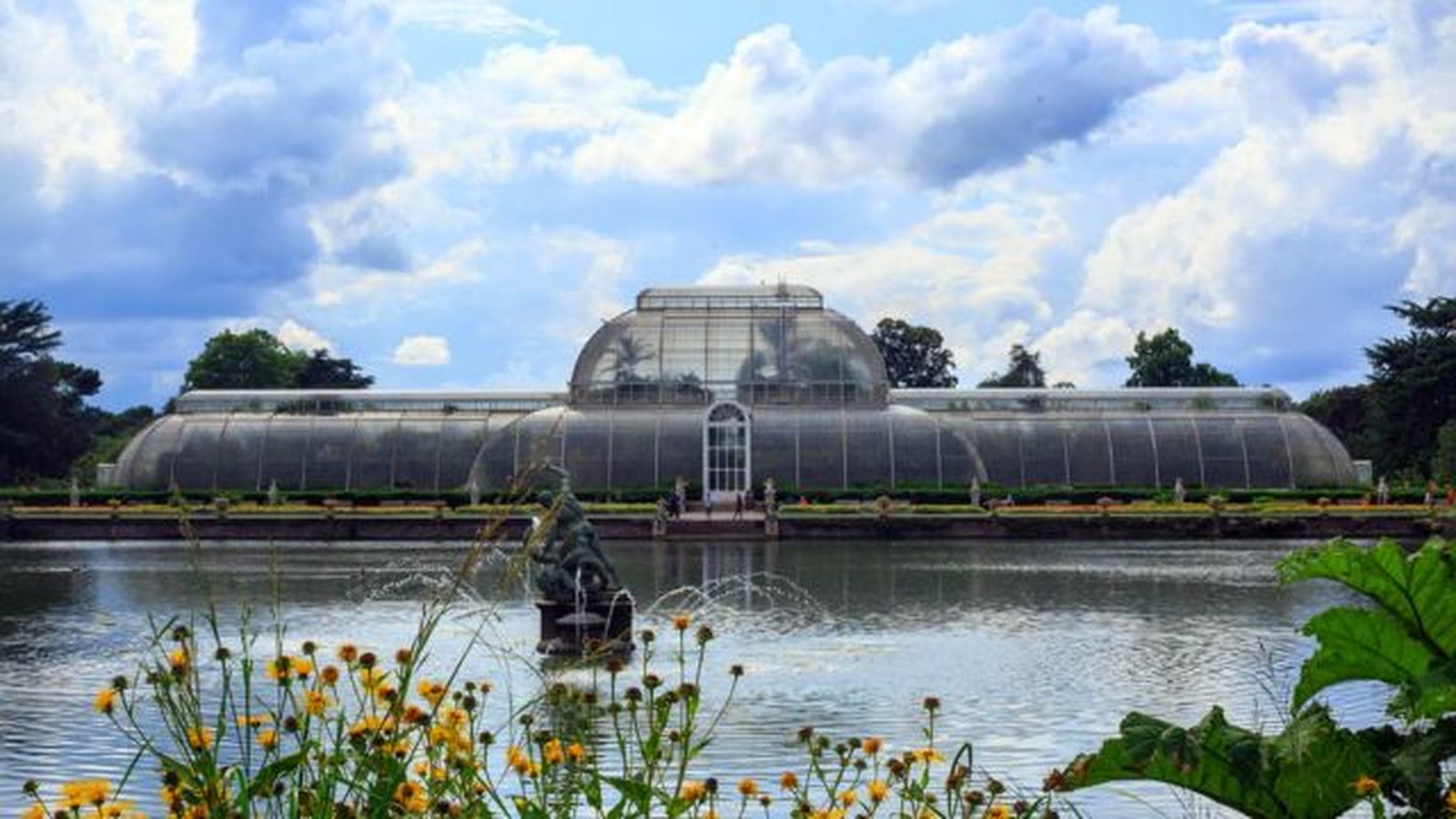 Palm house en kew gardens junto a lago Palm house en kew gardens junto a lago
