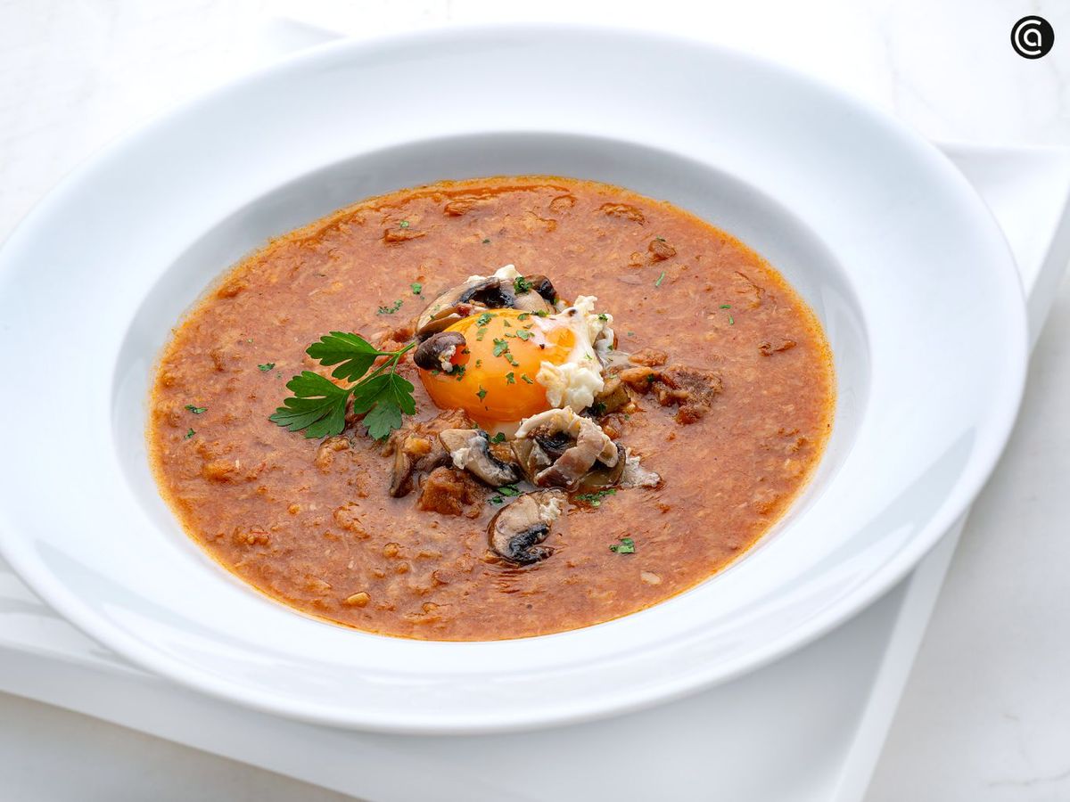 Sopa de ajo con revuelto de panceta y setas de Joseba Arguiñano