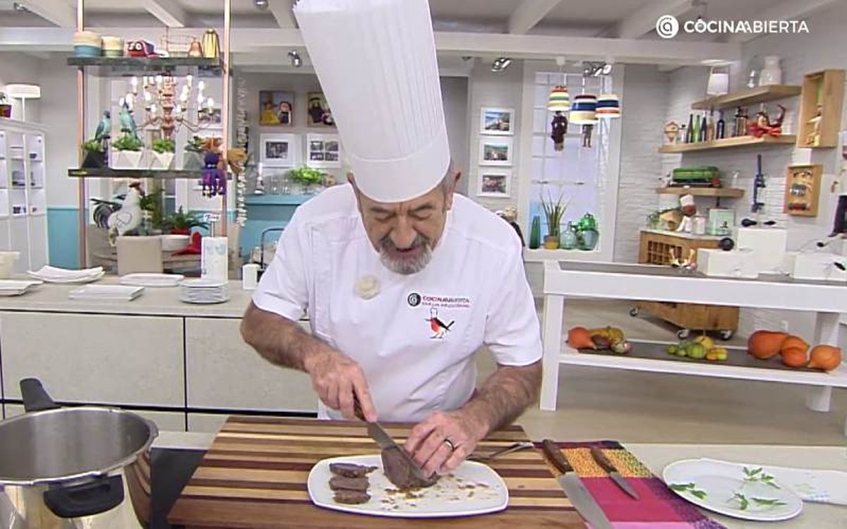 Karlos Arguiñano filetea las carrilleras para servirlas y salsearlas