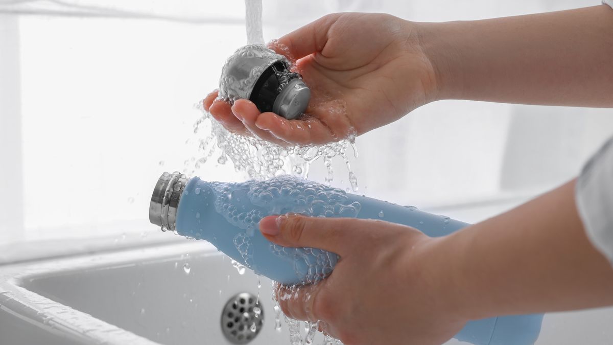 El problema no es el agua, sino lo que introducimos en la botella cada vez que bebemos
