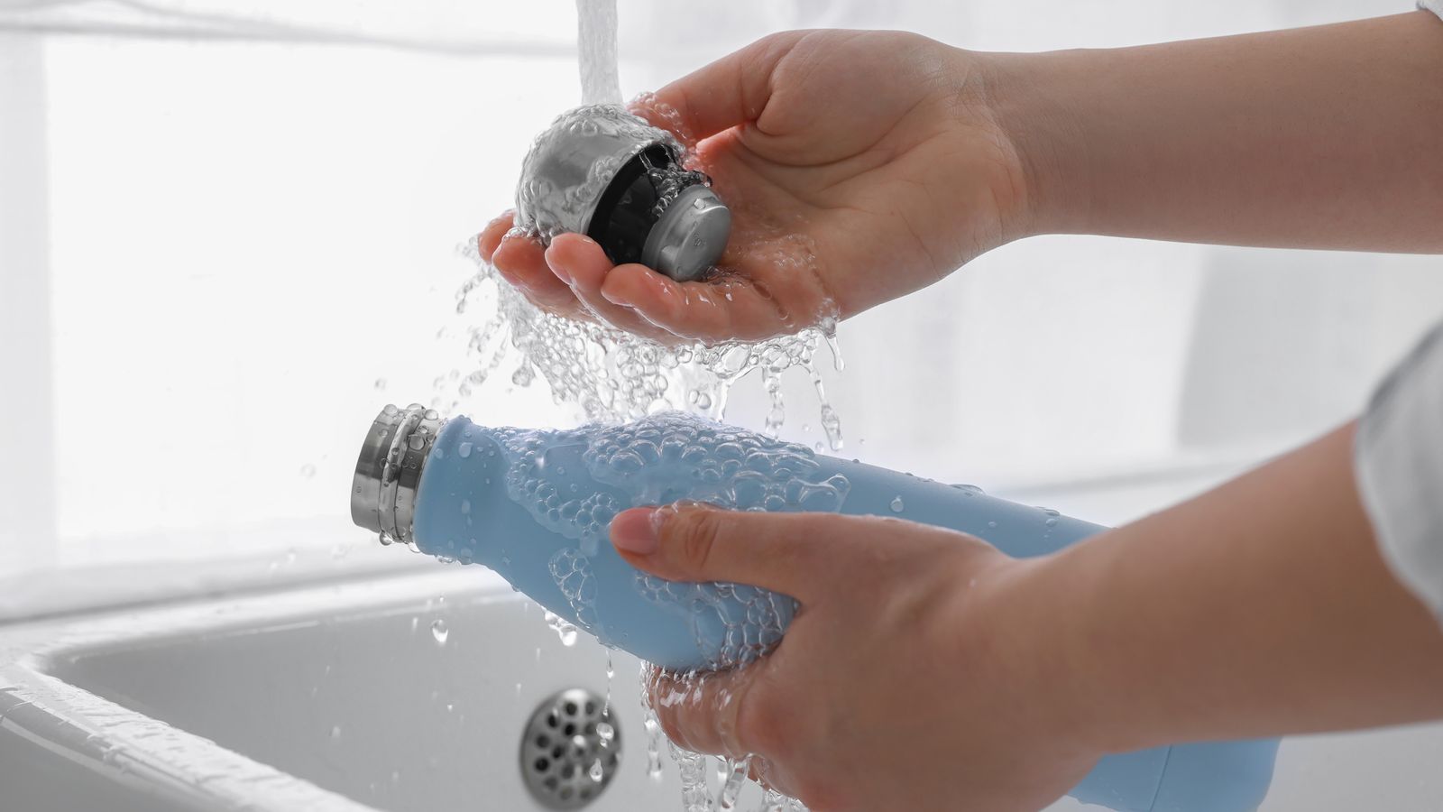 El problema no es el agua, sino lo que introducimos en la botella cada vez que bebemos