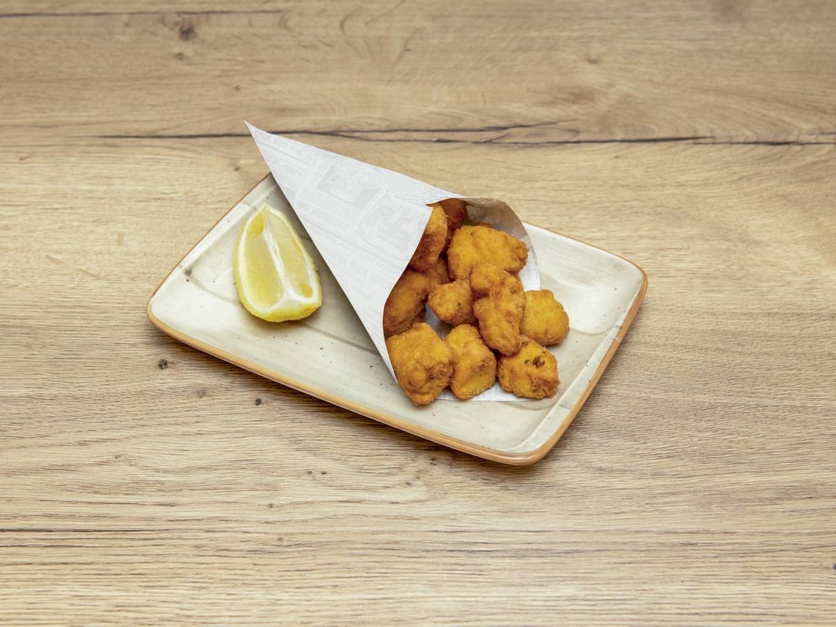 Clásico cucurucho de cazón en adobo: crujiente, dorado y listo para disfrutar.