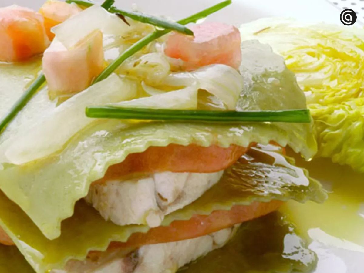 Lasaña fría de bonito en escabeche: un plato completo, fácil de preparar y muy veraniego.