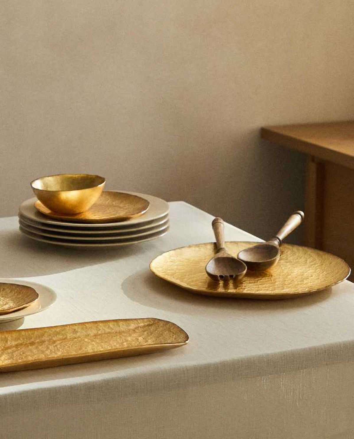 Mesa con vajilla dorada de estilo tradicional.