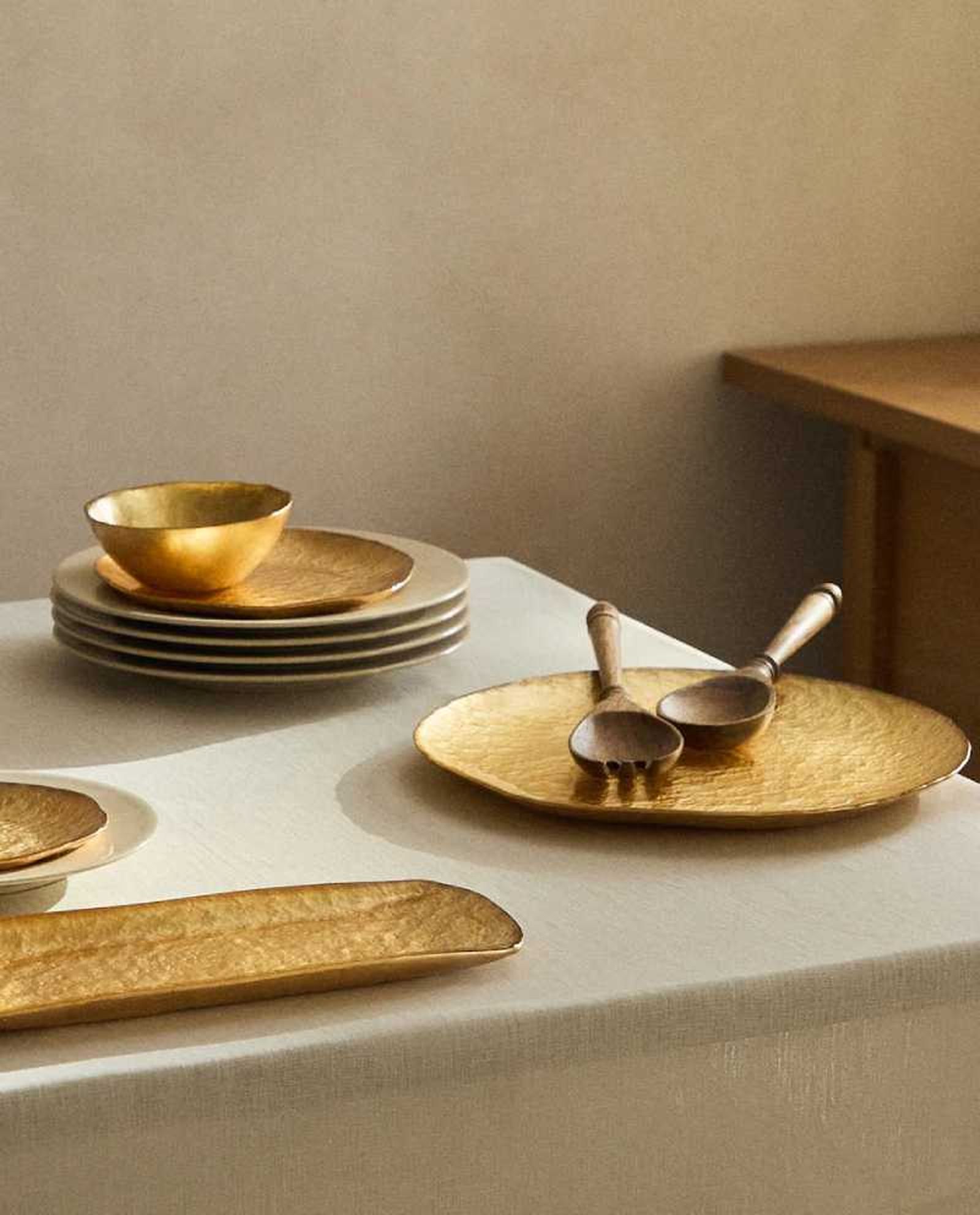 Mesa con vajilla dorada de estilo tradicional. Mesa con vajilla dorada de estilo tradicional.