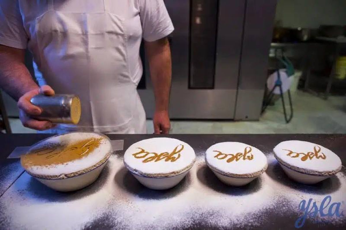 La cuajada de Carnaval se decora con un dibujo de azúcar glas