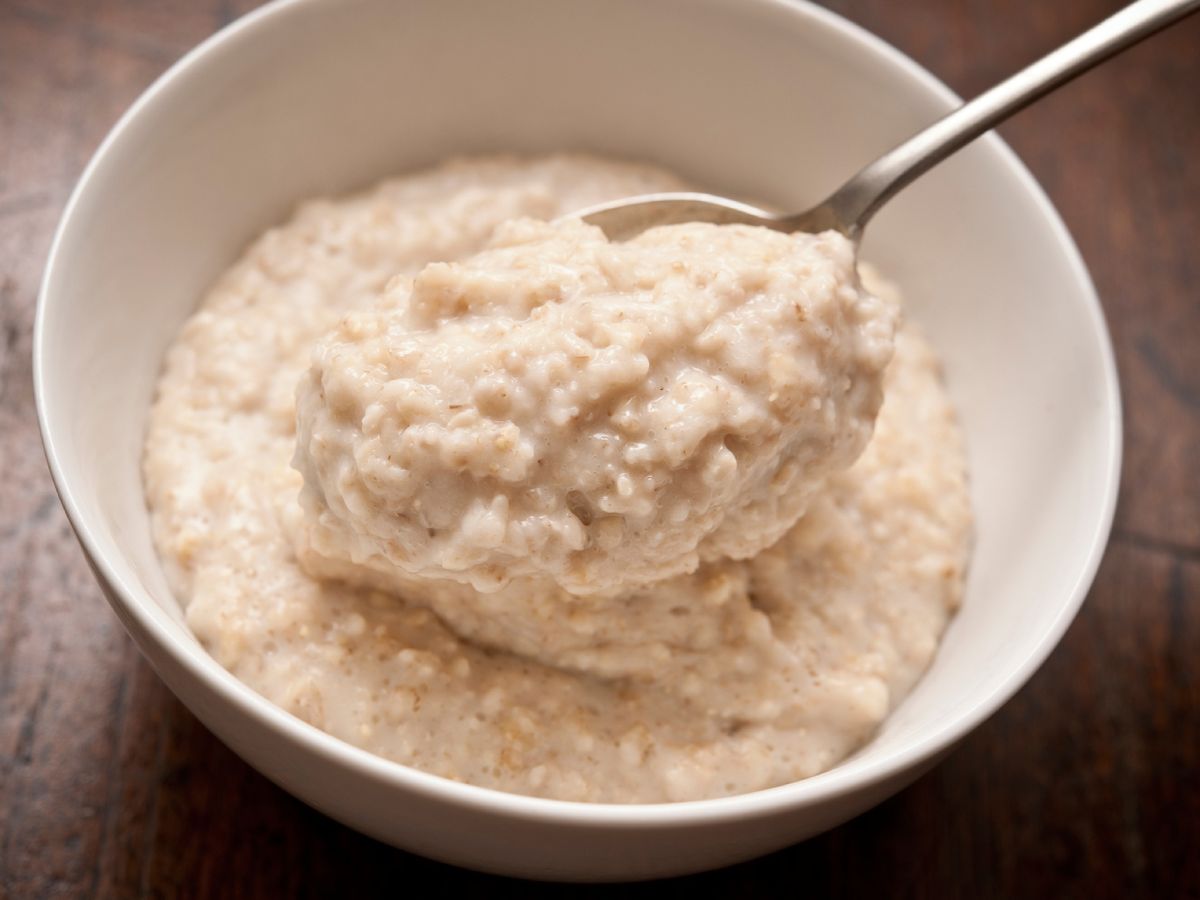 El porridge, un plato tradicional escocés que hoy triunfa en desayunos saludables de todo el mundo.