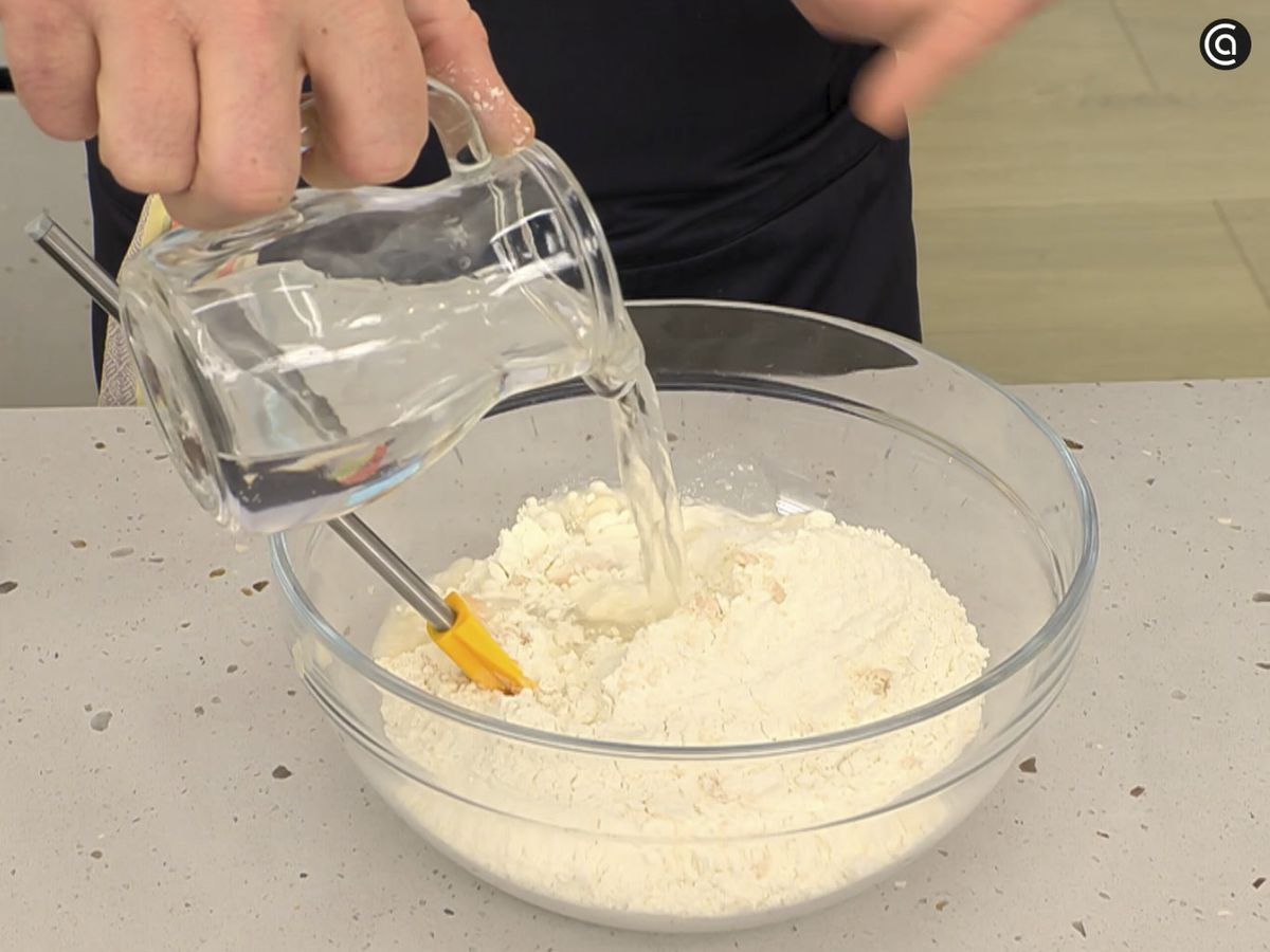 Mezcla los ingredientes hasta que no queden grumos y deja reposar