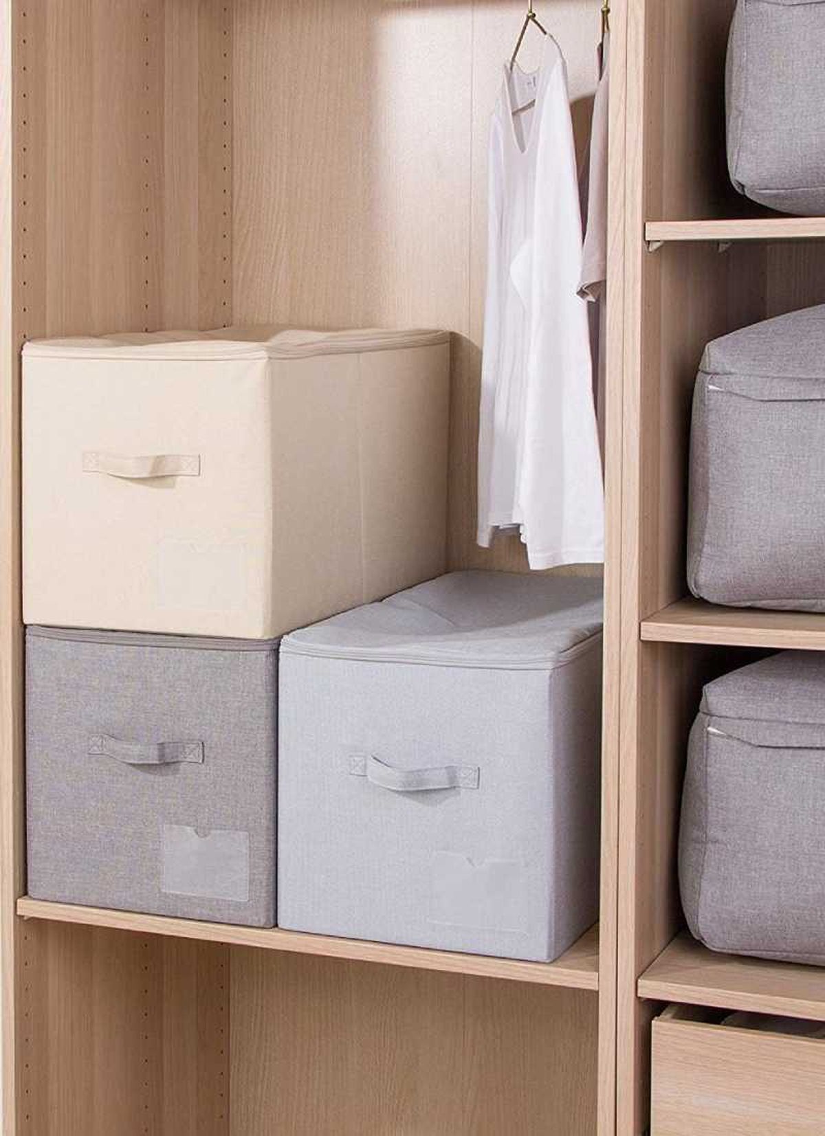 Armario organizado con cajas apilables.