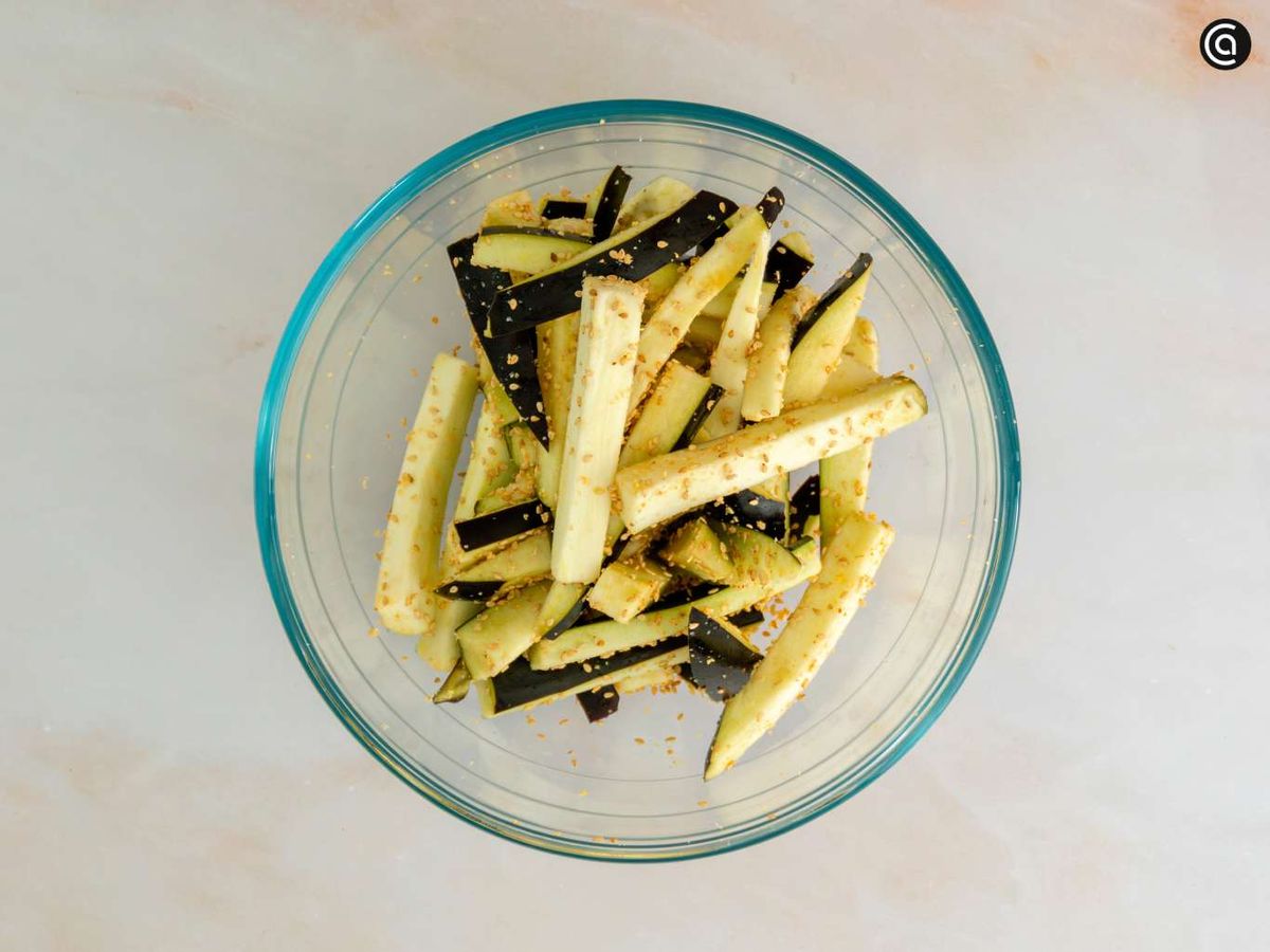 Mezcla las berenjenas con las especias