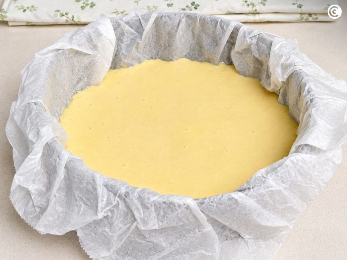 Preparar el bizcocho de coco en el molde para hacer en freidora de aire
