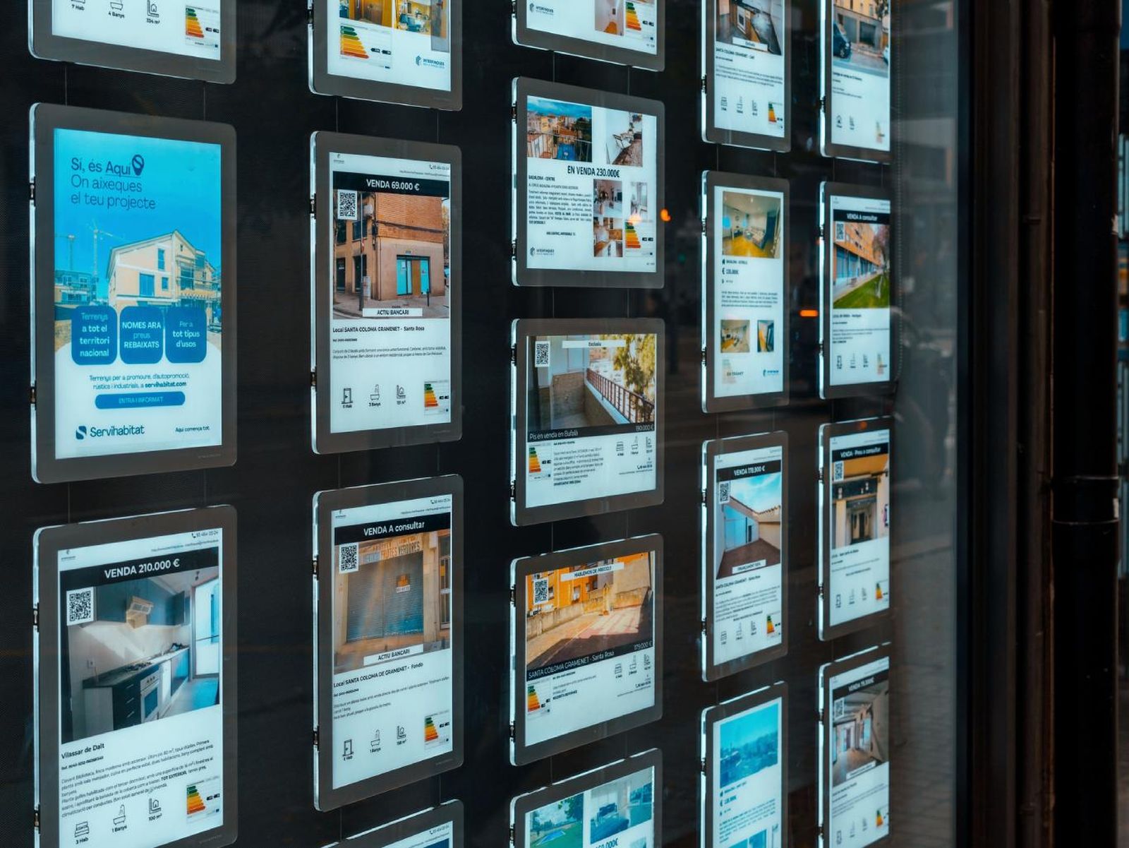 Anuncios de una inmobiliaria.