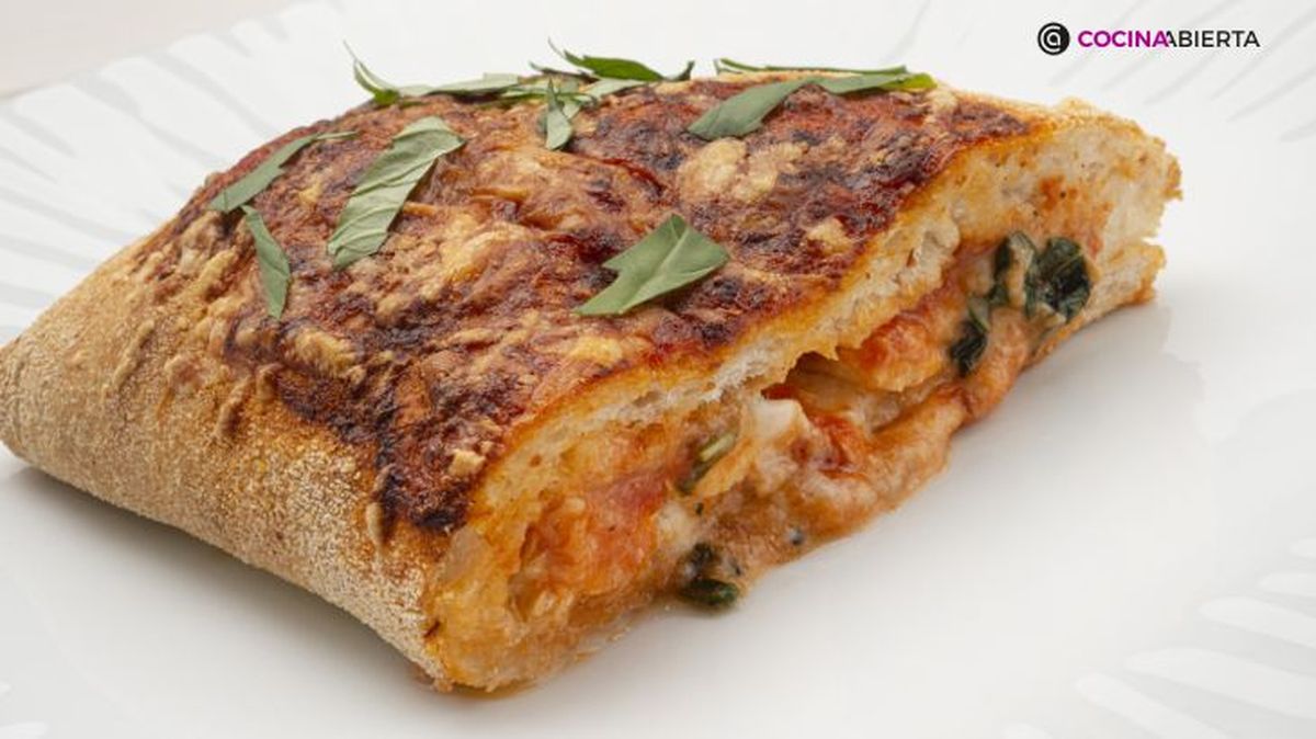 Calzone de pollo y queso, la pizza completamente cerrada