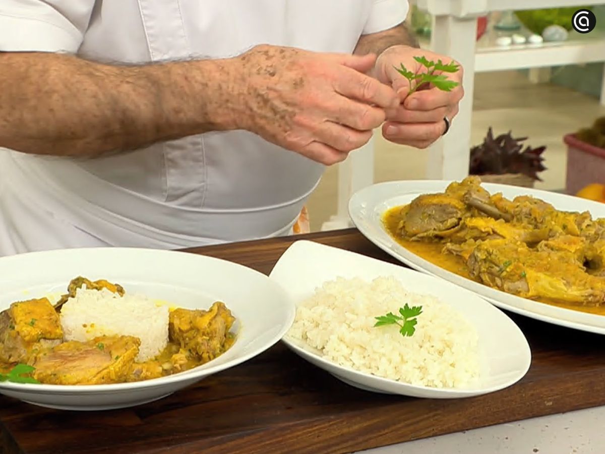 Decora con perejil el pato a la vainilla con arroz