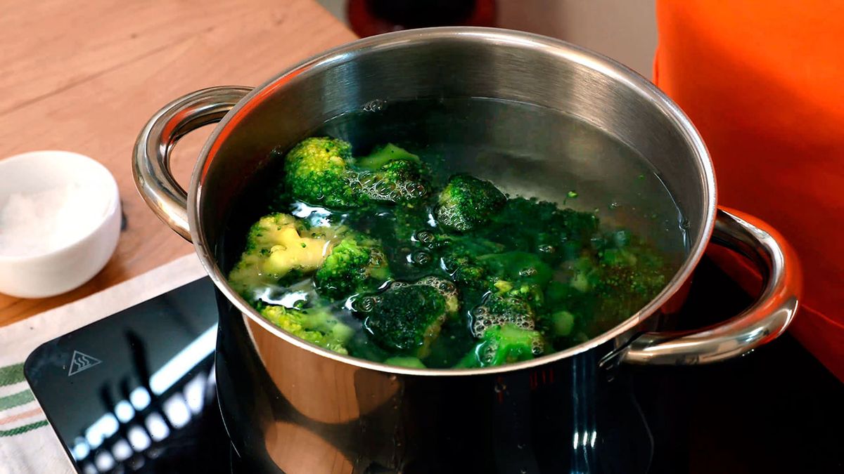 Receta de rollo de tortilla francesa con jamón, queso y brócoli  paso 1