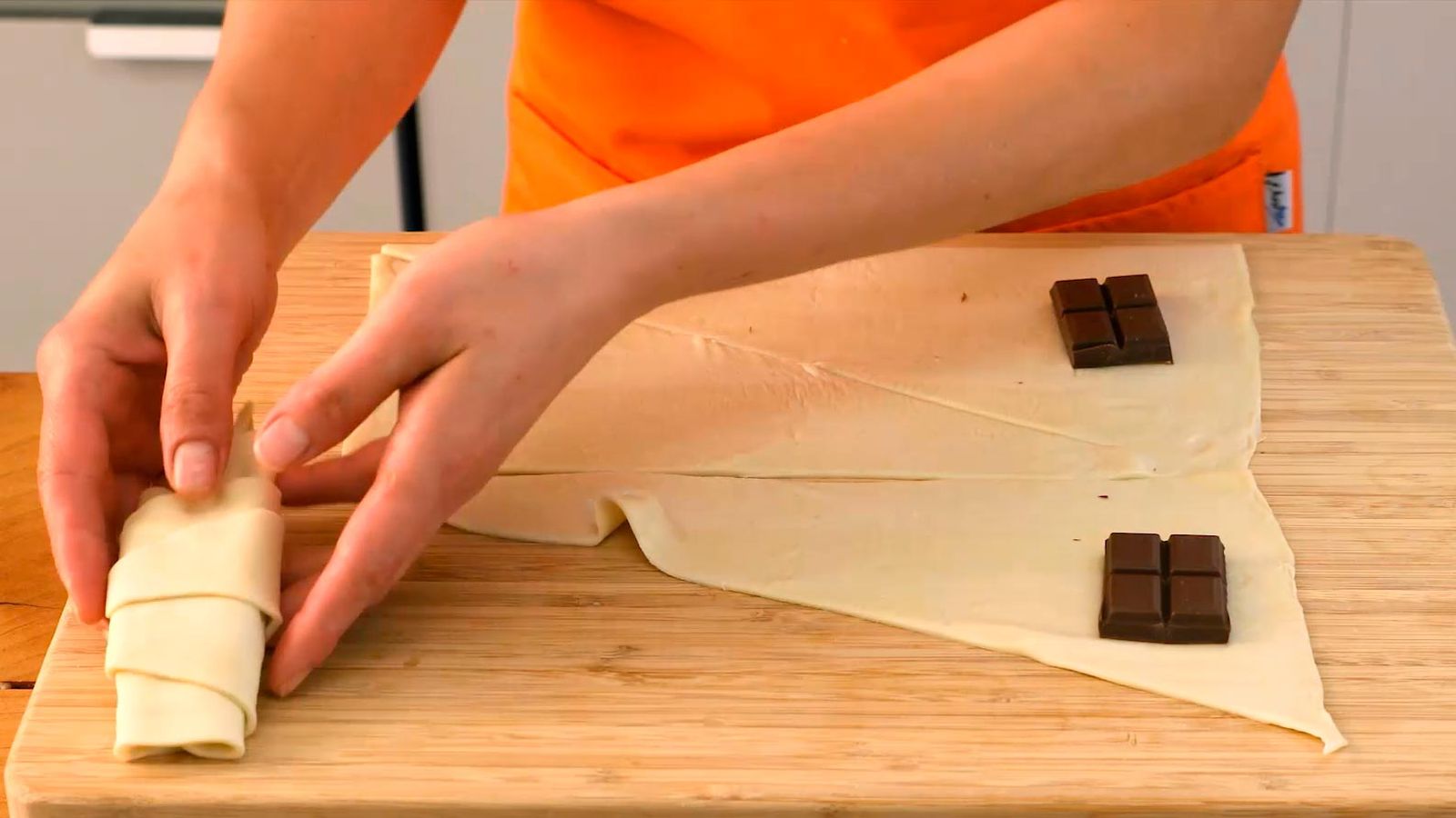 Coloca el chocolate y enrolla la masa Receta de croissants rellenos de chocolate paso 2