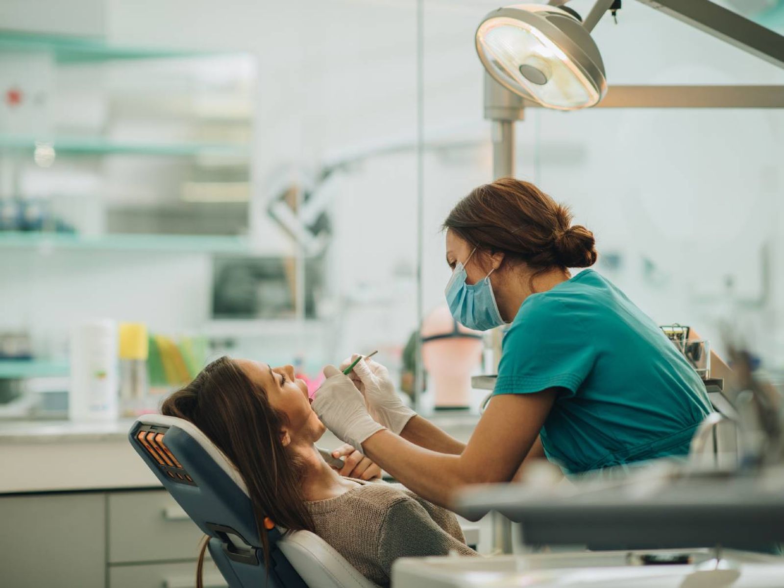 Algunas comunidades autónomas permiten desgravar las facturas del dentista. Algunas comunidades autónomas permiten desgravar las facturas del dentista.