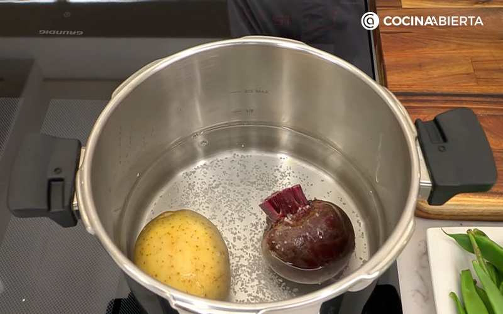 Cuece la patata y la remolacha durante 8 minutos Cuece la patata y la remolacha durante 8 minutos