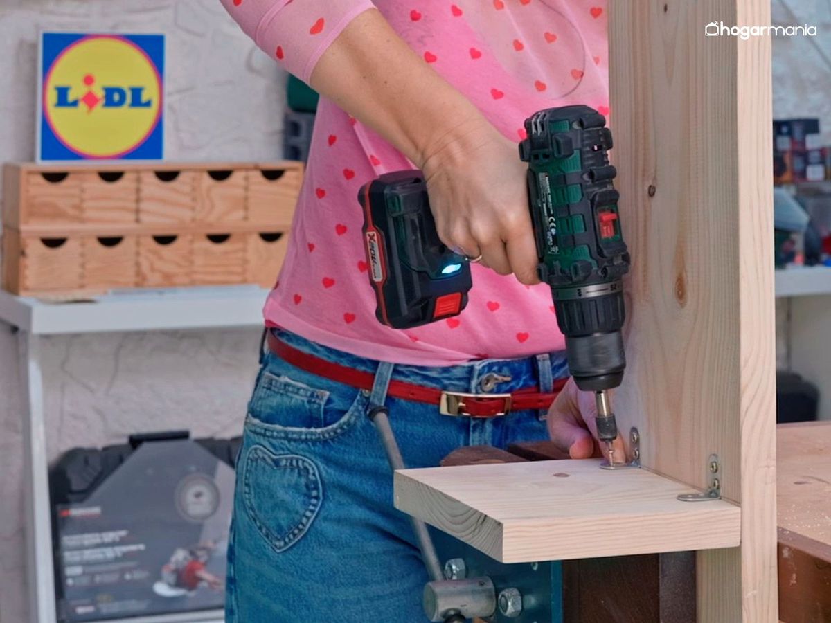 Une las patas a la encimera para hacer la mesa de aperitivos