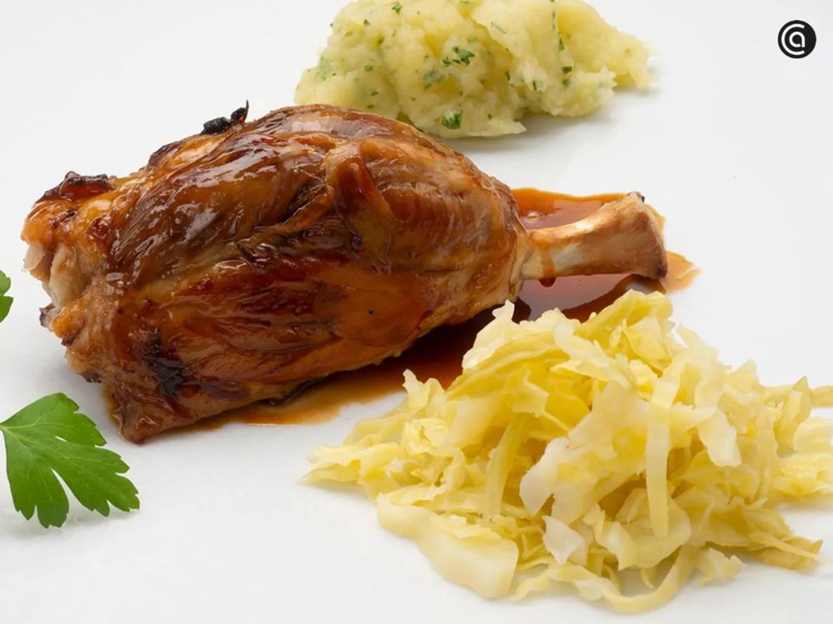 Codillo de cerdo a la cerveza con puré de patatas y col.