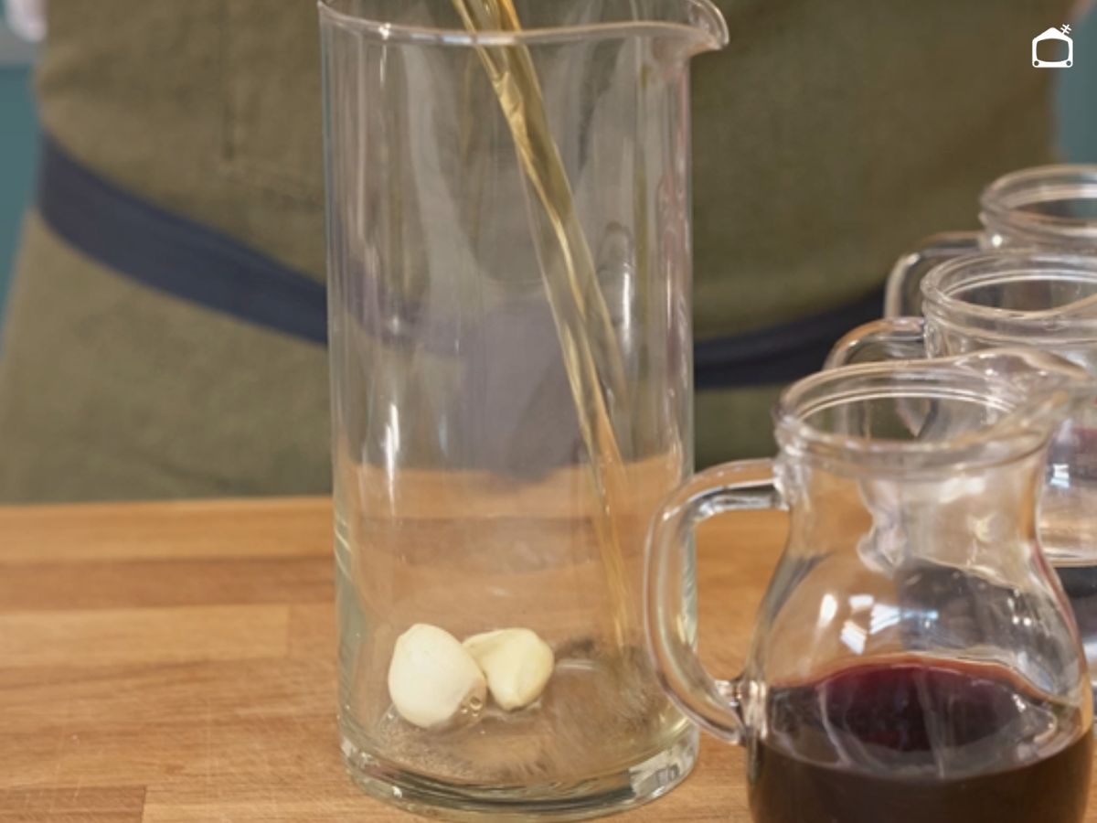 Ajos, vino y brandy para elaborar una salsa llena de sabor.