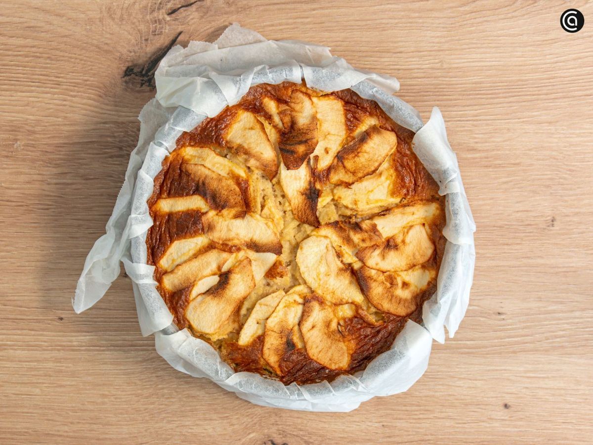 Pasa la masa al molde, coloca encima la cuarta manzana en rodajas y cocina en la airfryer