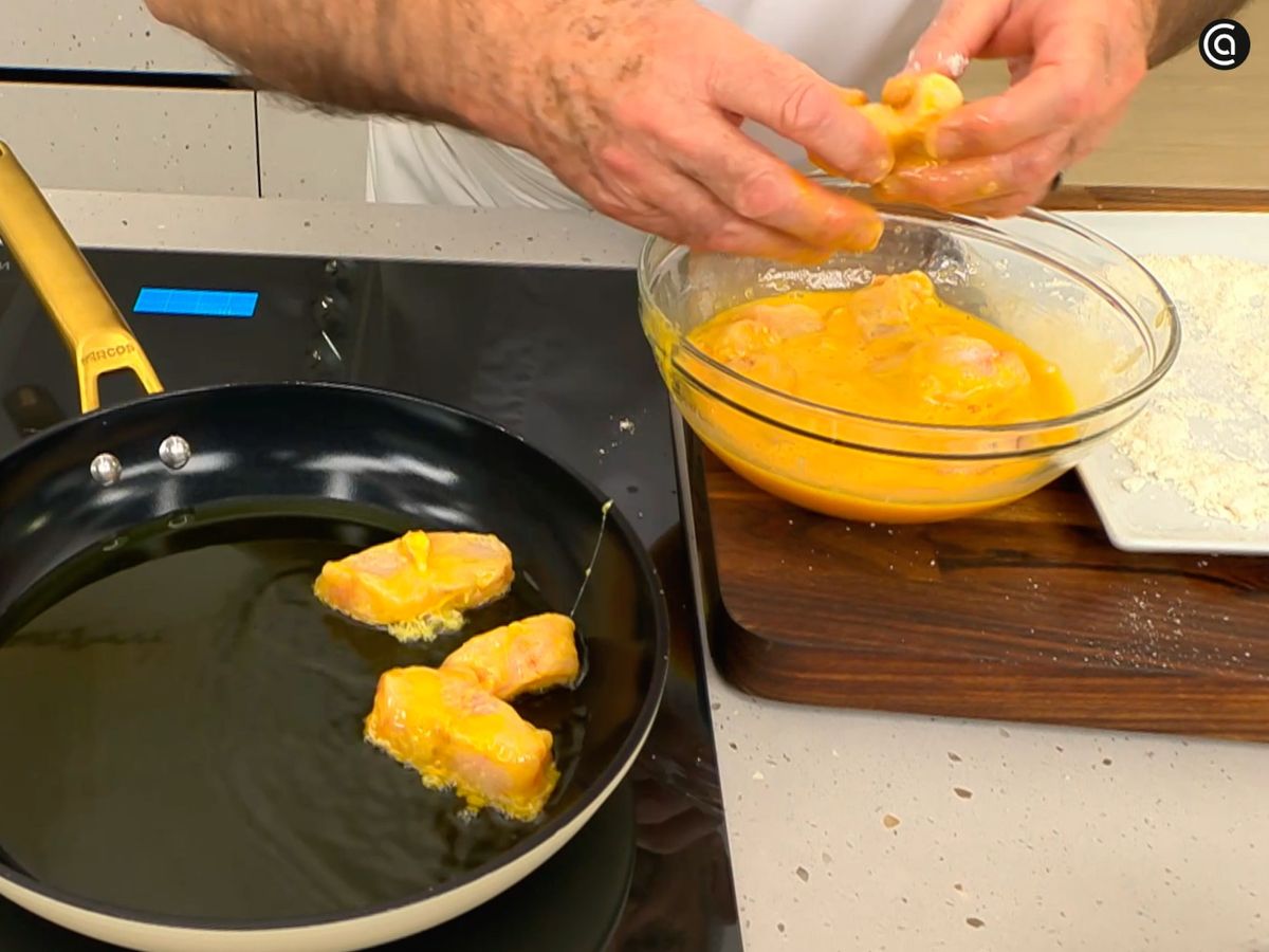 Reboza el rape en harina y huevo y fríe hasta que quede dorado