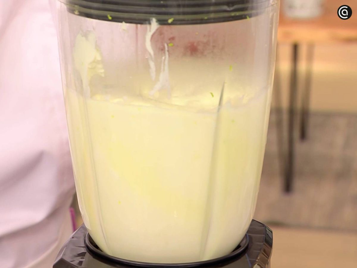 Prepara la crema de limón
