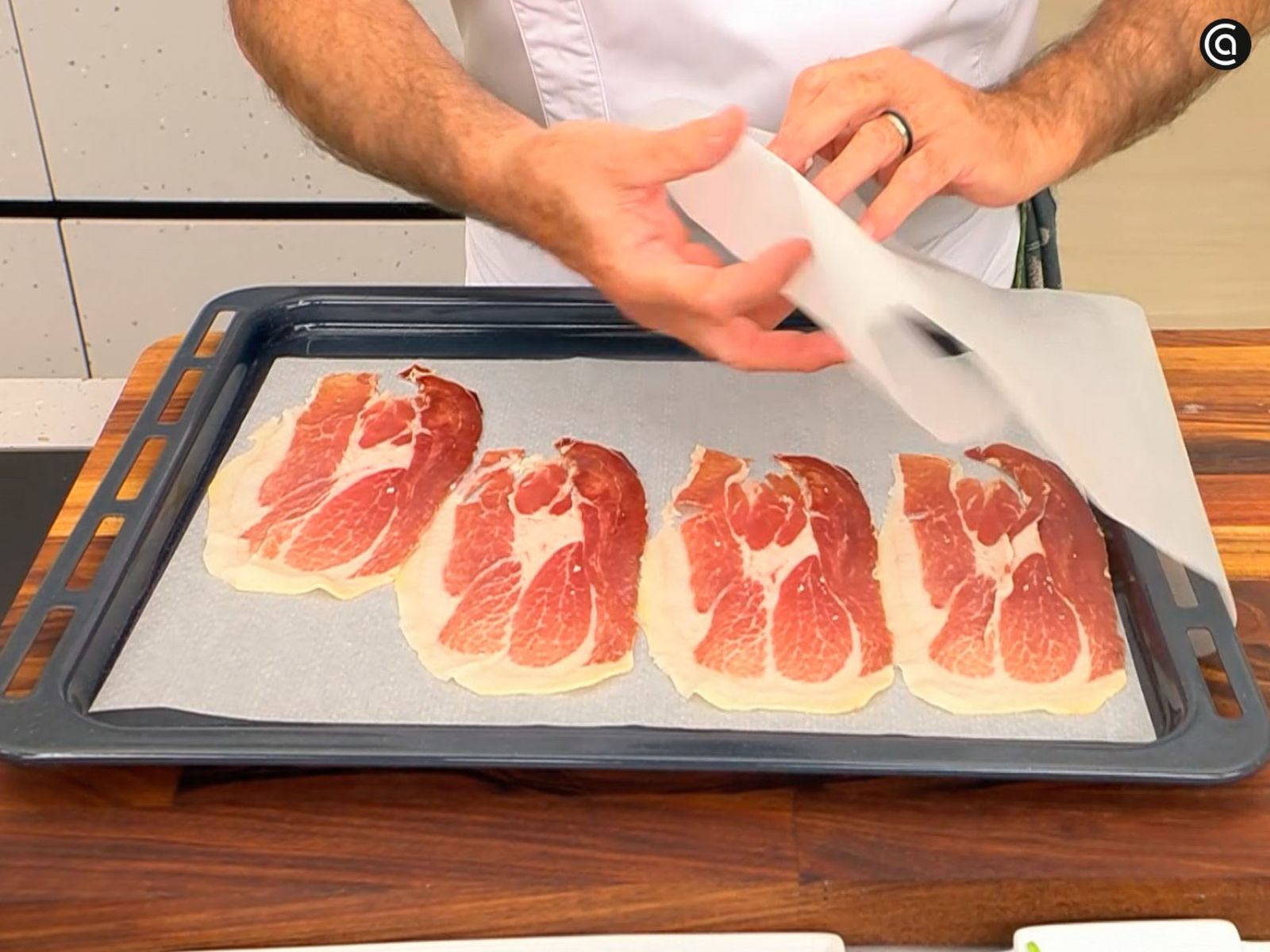 Mete las lonchas de jamón al horno hasta que estén crujientes