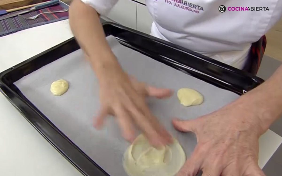 Extiende cada porción de masa de barquillo hasta que quede muy fina