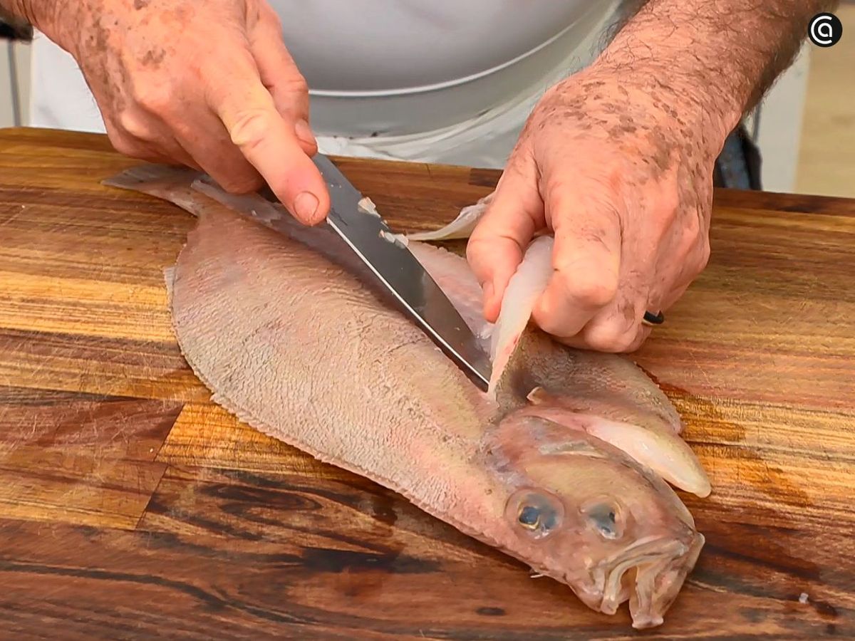 Limpia los gallos y saca los filetes para hacer las popietas