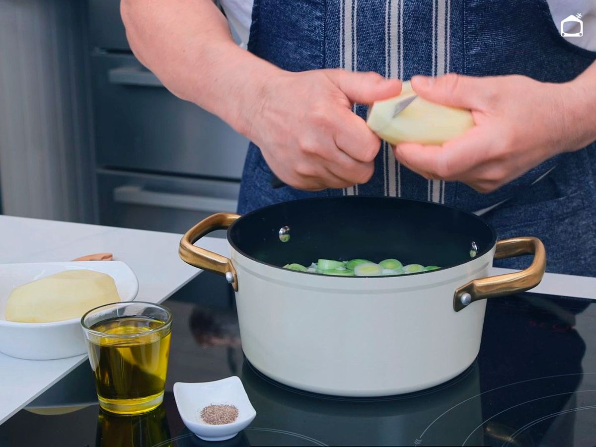 Prepara los ingredientes de la crema de puerros para cocerlos
