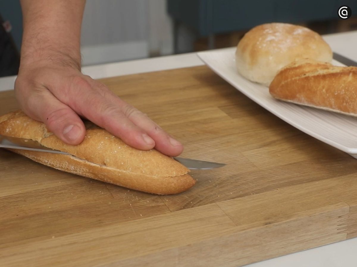 Corta el pan y prepara los ingredientes