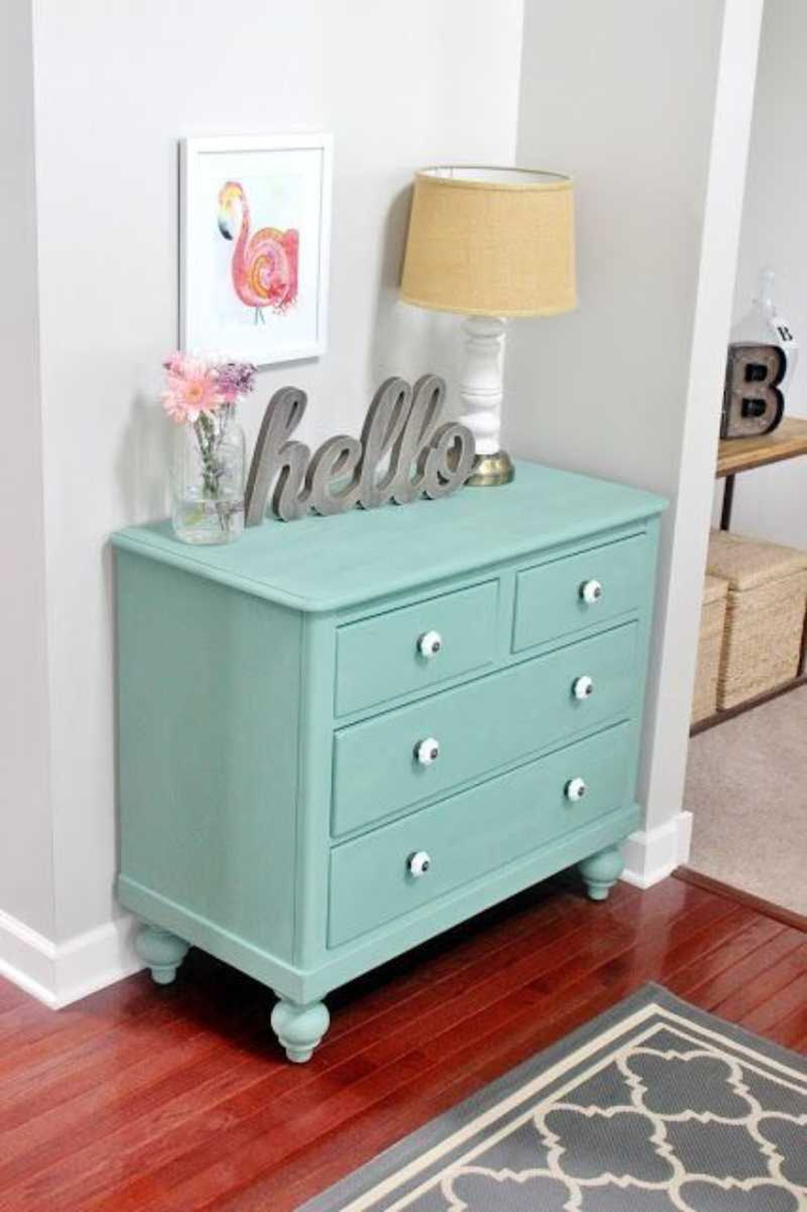 Mueble pintado con tiradores renovados. Mueble pintado con tiradores renovados.