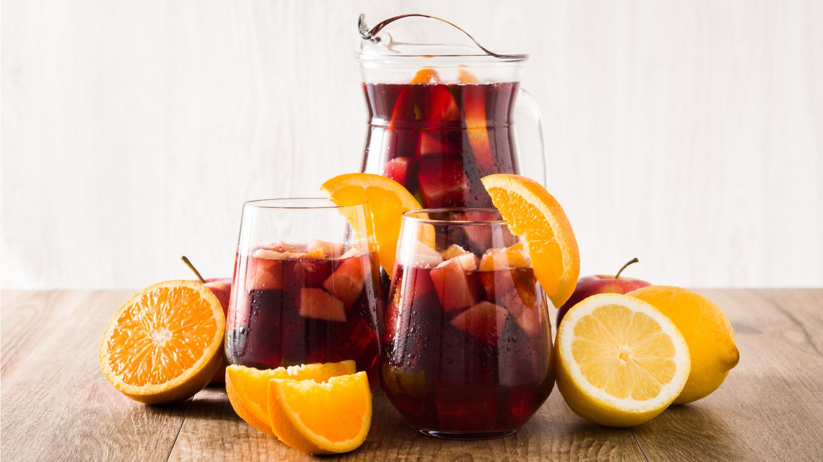 Cítricos y vino tinto dan vida a esta sangría clásica, perfecta para cualquier celebración.