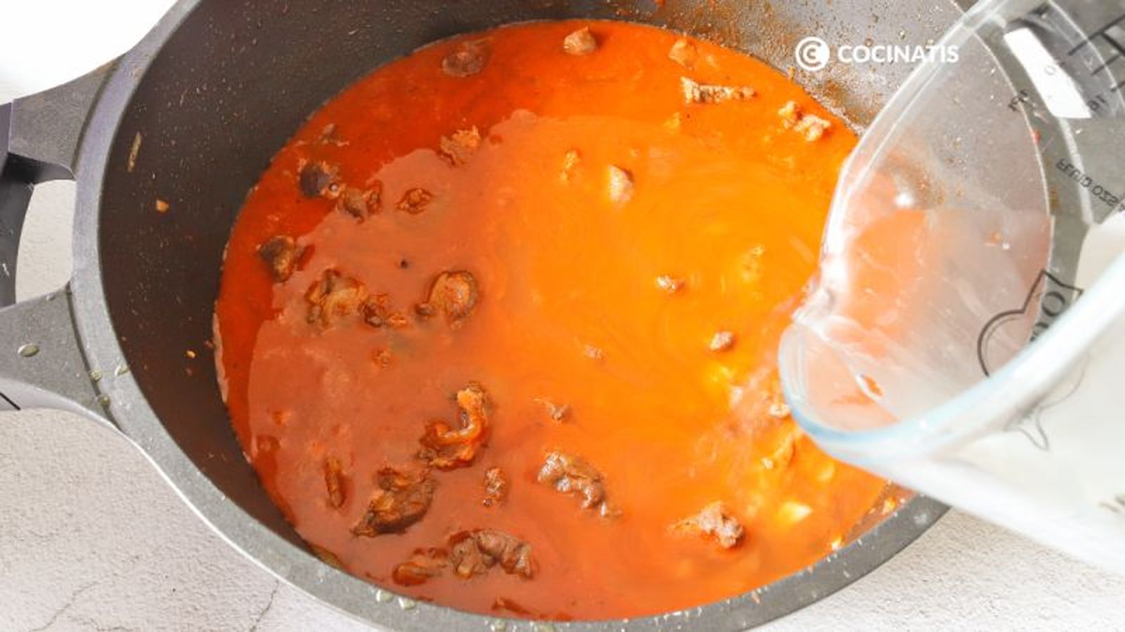 Cubrimos los ingredientes en la cazuela con agua Cubrimos los ingredientes en la cazuela con agua