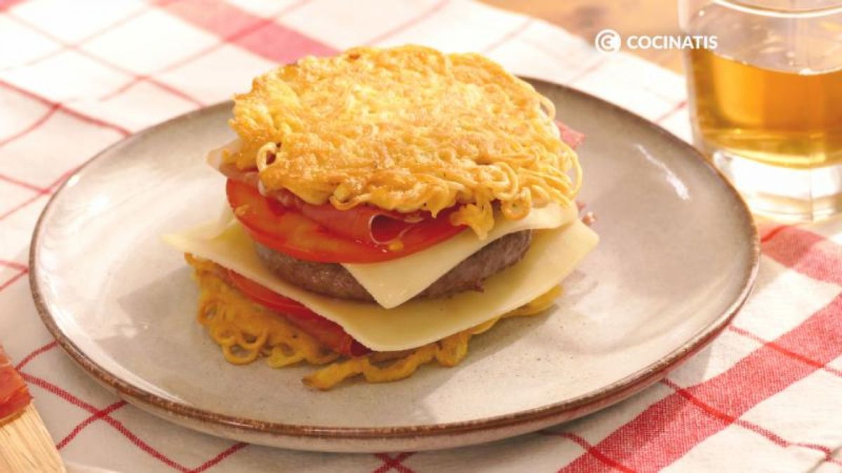 Sirve la hamburguesa ramen