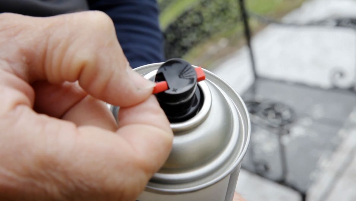 Pintar silla metálica con pintura todo terreno paso 3