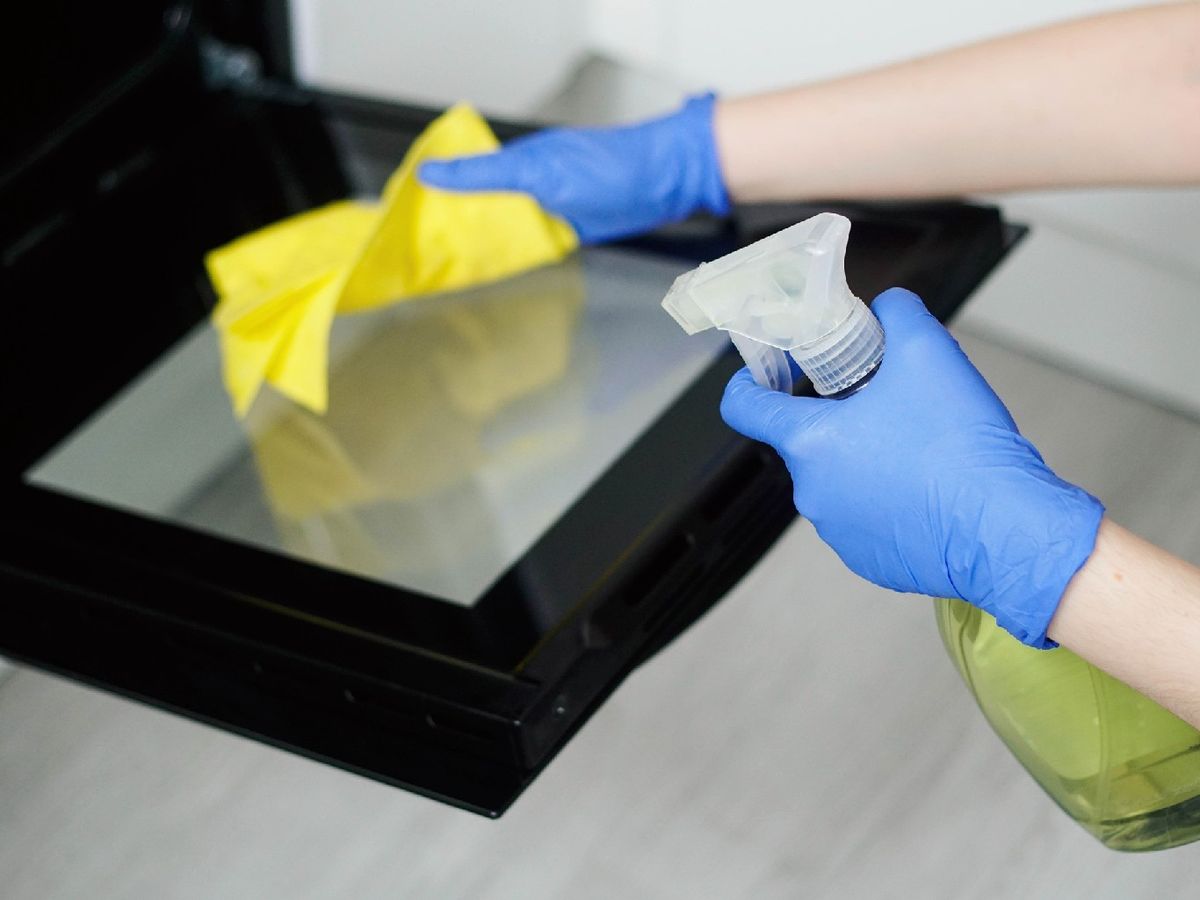 Se puede usar un espray casero con tres partes de agua y una de vinagre