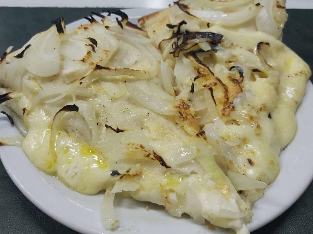 Clásica fugazzeta argentina: rellena de queso y cubierta de abundante cebolla.