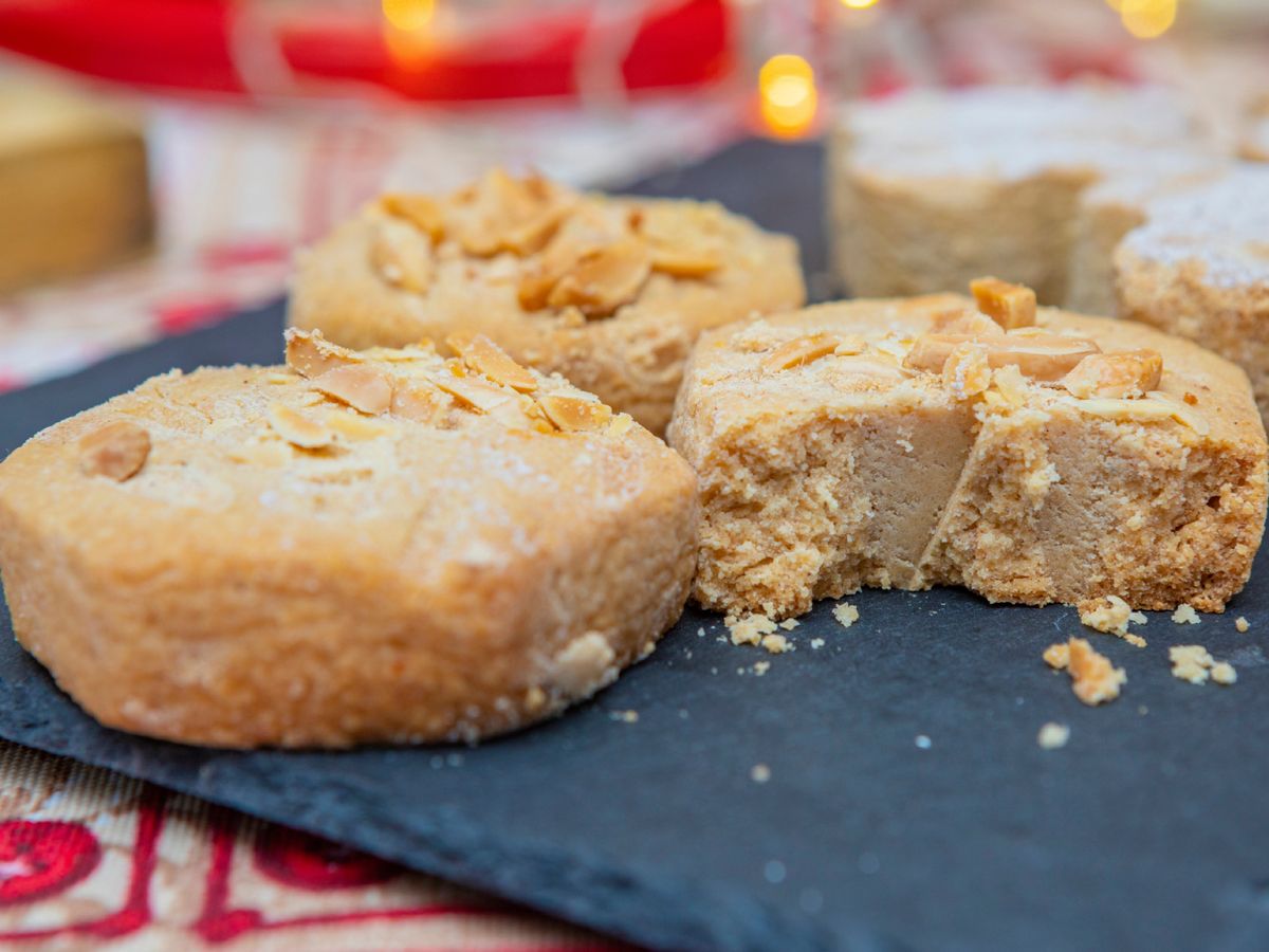 La diferencia entre polvorón y mantecado se entiende mejor al partirlos y observar su textura interior.