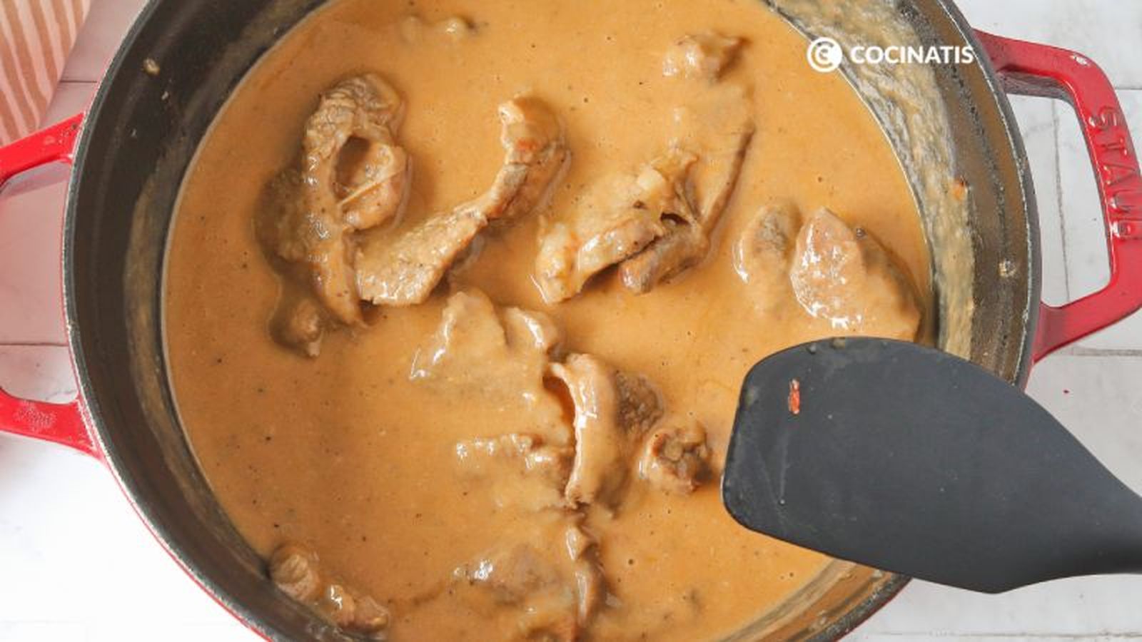 Cocinamos los filetes de ternera en la salsa Cocinamos los filetes de ternera en la salsa