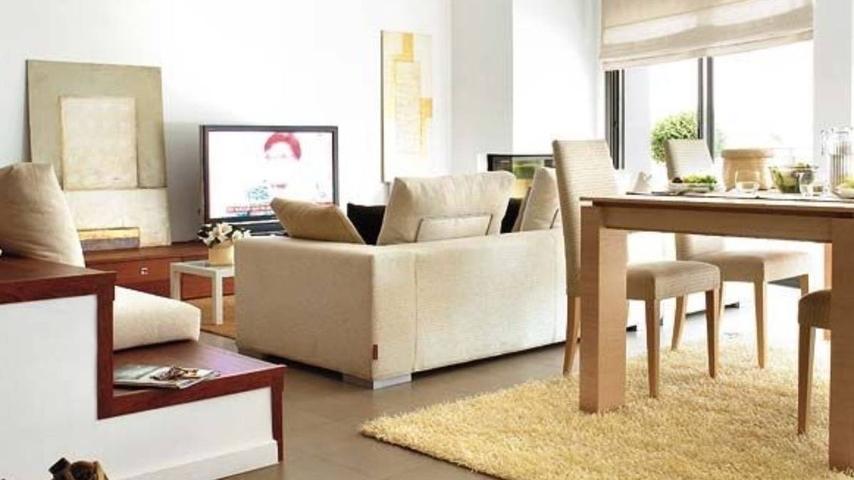 Las alfombras definen zonas y aportan calidez sin saturar visualmente el ambiente.