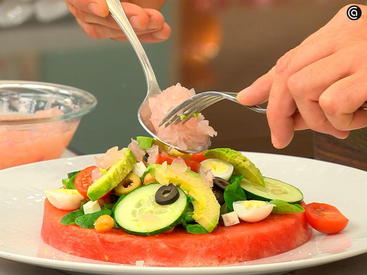 Coloca los ingredientes sobre la sandía y decora con perejil