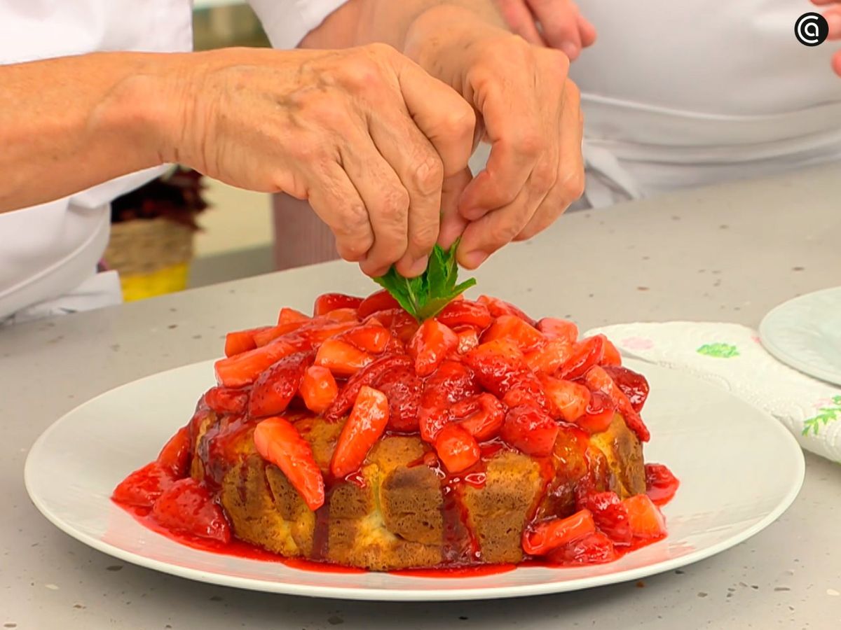 Cubre con el resto de las fresas y decora con hojas de menta