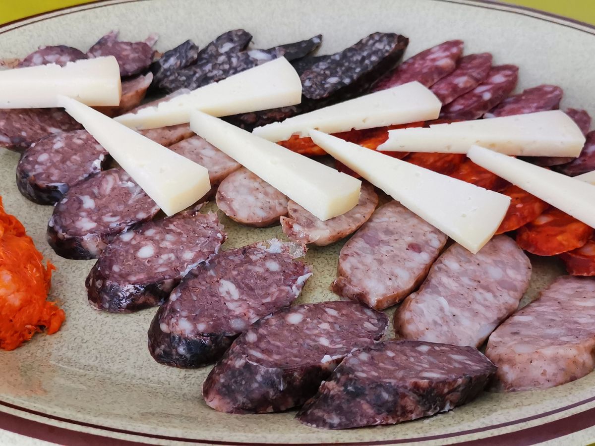 Tabla de embutidos y quesos, protagonistas habituales de la gastronomía mediterránea.