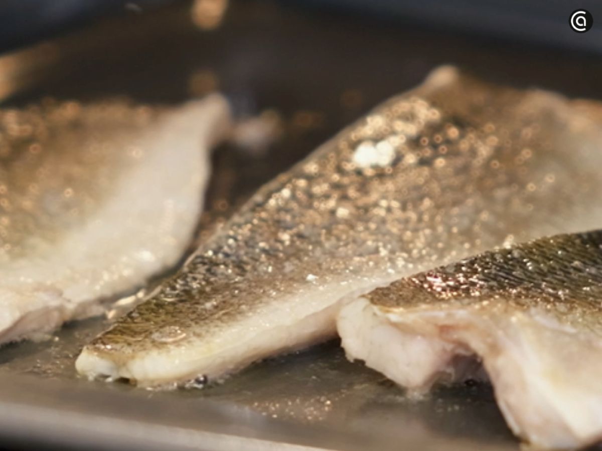 Hornea los lomos de lubina a 220 °C durante unos 10 minutos, hasta que queden jugosos.